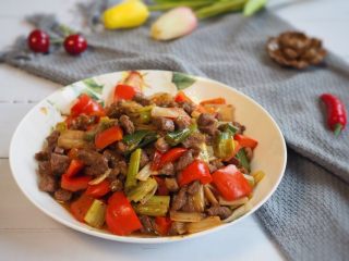 16、红椒炒牛肉粒,成品。