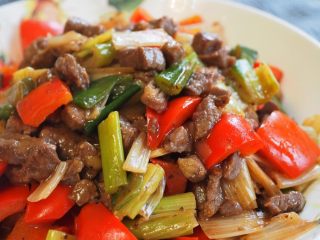 17、红椒炒牛肉粒,牛肉滑嫩，红椒清甜，大葱鲜香，口感丰富。