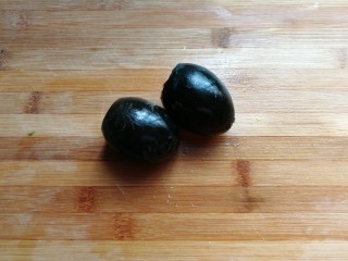 3、青椒拌皮蛋,皮蛋两个去壳，也切成小碎粒备用