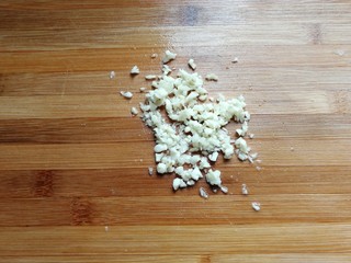 4、青椒拌皮蛋,蒜适量切末备用