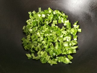 5、青椒拌皮蛋,锅烧热，无需放油，先倒入青椒碎煸炒一会儿