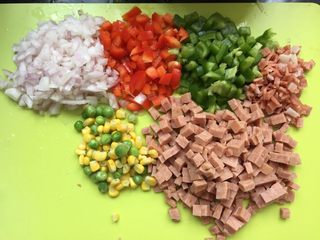 1、蔬菜披萨,所有材料切块备用