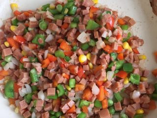 2、蔬菜披萨,先炒一下，沥干水分，让材料中和一下味道