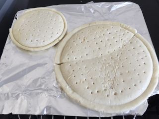 3、蔬菜披萨,烤箱预热，面饼先烤五分钟，让面饼脆一点
