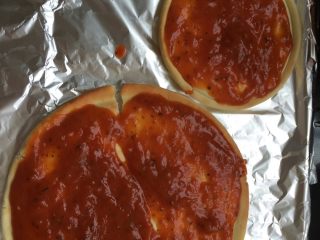 4、蔬菜披萨,出炉涂满披萨酱，中间稍微多点，旁边少点，等下加材料的时候才不会溢出