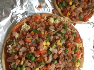 6、蔬菜披萨,加上刚炒好的蔬菜