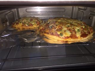 8、蔬菜披萨,进烤箱230度烤15分钟