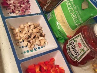 1、蔬菜吐司披萨,材料大集合