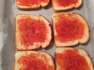 2、蔬菜吐司披萨,在吐司上铺一层薄薄的番茄酱