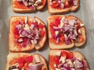 3、蔬菜吐司披萨,然后放上蔬菜（蔬菜随意搭配，根据自己口味）