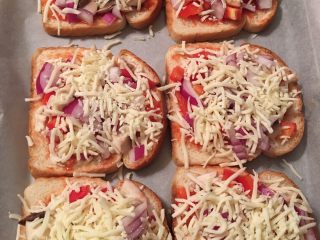 4、蔬菜吐司披萨,然后铺上一层马拉丽苏芝士