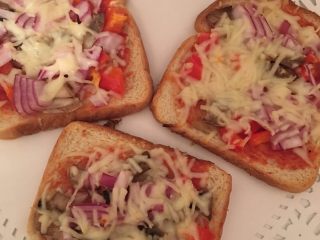 5、蔬菜吐司披萨,最后放进烤箱180度20分钟