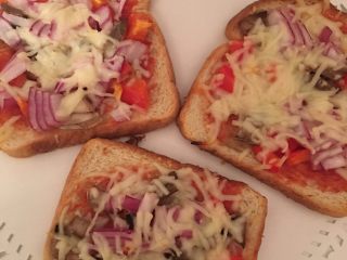 6、蔬菜吐司披萨,烤完可以开吃啦，香香脆脆的