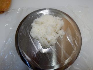 2、卡通睡帽小熊便当「13」,先取100g米饭放在保鲜膜上。