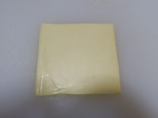 10、卡通睡帽小熊便当「13」,取一片白色切片芝士