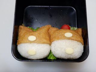 13、卡通睡帽小熊便当「13」,蘸少许沙拉酱，分别像图中这样摆放上去