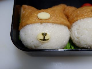 15、卡通睡帽小熊便当「13」,压出嘴巴。蘸少许沙拉酱像图中这样贴好。