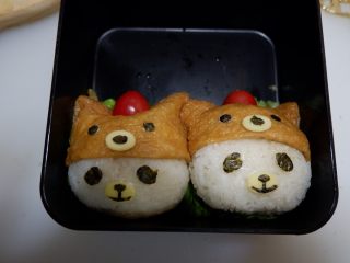 18、卡通睡帽小熊便当「13」,压出帽子的表情，蘸少许沙拉酱像图中这样贴好。