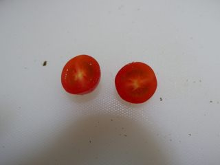 19、卡通睡帽小熊便当「13」,将小番茄对半切开。