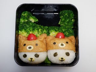 24、卡通睡帽小熊便当「13」,摆在便当盒上面。怎么去造型你就随便啦。