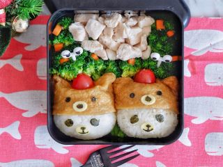 27、卡通睡帽小熊便当「13」,摆入鸡胸肉，最后用胡萝卜粒点缀一下即可~~