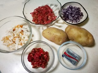 1、家庭版瑞典肉丸,准备食材