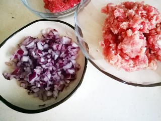 3、家庭版瑞典肉丸,洋葱切碎