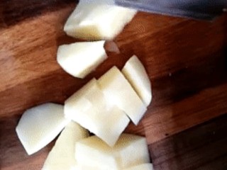 4、家庭版瑞典肉丸,土豆去皮切块