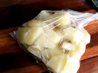 5、家庭版瑞典肉丸,装入保鲜袋 在微波炉加热四分钟取出