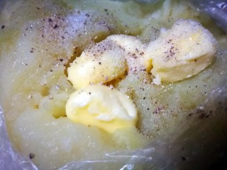 7、家庭版瑞典肉丸,留出一半土豆泥 剩下的加入黄油 盐和胡椒粉 拌匀待用