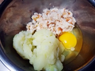 8、家庭版瑞典肉丸,大盆中倒入鸡蛋 加入面包屑 加入一半土豆泥