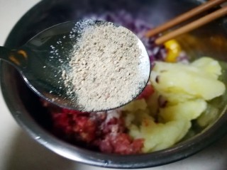 11、家庭版瑞典肉丸,加入适量胡椒粉 搅拌均匀