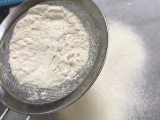 1、广式红豆沙月饼,中筋面粉跟奶粉混合均匀过筛备用
