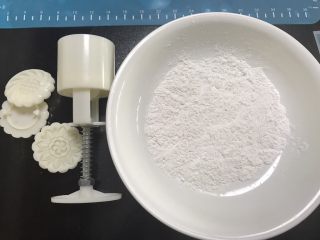 2、广式红豆沙月饼,准备好熟糯米粉跟月饼模具，熟糯米粉可以放容器里盖保鲜膜上锅大火蒸半个小时，也可以炒熟，