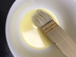 11、广式红豆沙月饼,一个蛋黄加10克水调均匀后过筛，最好过筛两边