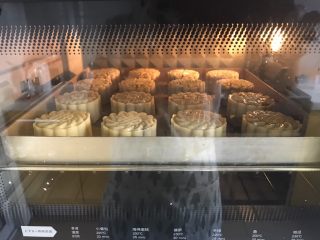13、广式红豆沙月饼,放进烤箱180度20分钟，每家的烤箱温度有差异，请根据自己家的烤箱调节温度