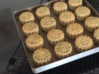 14、广式红豆沙月饼,出炉啦，美美哒