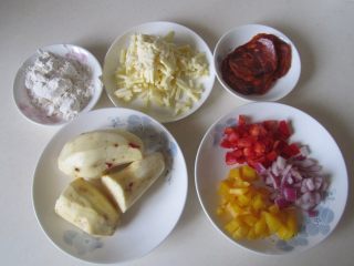 1、火腿杂蔬红薯披萨,准备好原材料；