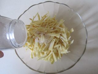 2、火腿杂蔬红薯披萨,红薯切成细丝后放入碗中， 加入适量的盐；