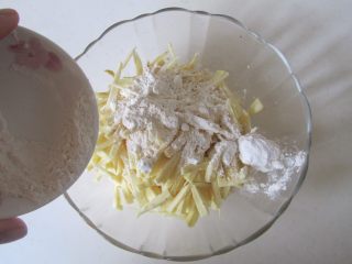 3、火腿杂蔬红薯披萨,再加入少许面粉和水；