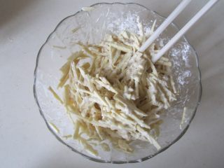 4、火腿杂蔬红薯披萨,将它们混合均匀备用；