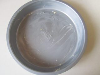 5、火腿杂蔬红薯披萨,用少许黄油涂抹在披萨盘的底部；