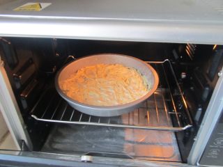 7、火腿杂蔬红薯披萨,烤箱预热170度， 将烤盘放入， 中下层烘烤15分钟；