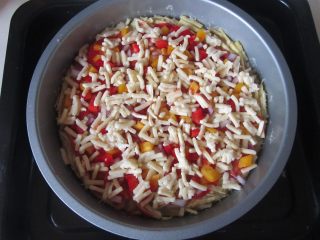 9、火腿杂蔬红薯披萨,再将红黄彩椒丁和洋葱丁撒再表面上，. 再撒上一层马苏里拉奶酪；