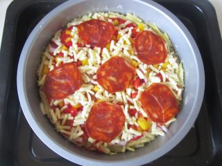 10、火腿杂蔬红薯披萨,将火腿片随意摆放在上面；