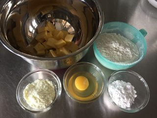1、曲奇蛋挞,先来制作挞皮，准备好需要的材料