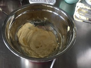 3、曲奇蛋挞,打蛋器打发黄油至发白体积膨大 