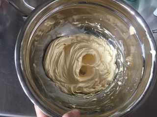 5、曲奇蛋挞,打发好的黄油，应该是呈现混顺滑的状态，完全没有水油分离，颜色发白体积膨大