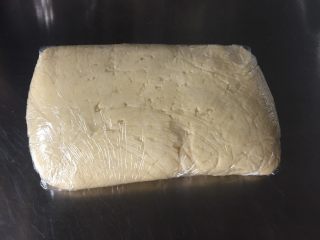 8、曲奇蛋挞,用保鲜膜包裹好挞皮面团,冰箱冷藏40分钟