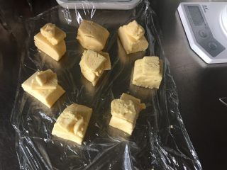 11、曲奇蛋挞,冷藏好的挞皮面团均分成八份